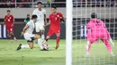 Pemain Timnas Indonesia, Marselino Ferdinan, berusaha mencetak gol ke gawang Filipina dalam laga terakhir Grup B Piala AFF 2024 yang digelar di Stadion Manahan, Solo, Sabtu (21/12/2024). (Bola.com/Abdul Aziz)