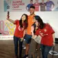 Duta Allianz Asia dan mantan pemain Bayern Munchen, Martin Demichelis, berfoto bersama para penggemarnya di Kantor Kapanlagi Youniverse, Menteng, Jakarta Pusat, Minggu (23/6/2019). (Bola.net/Fitri Apriani)