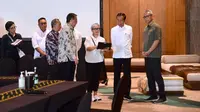 Menlu Retno Marsudi menjelaskan sejumlah kesiapan jelang pelaksanaan KTT ke-42 ASEAN di Labuan Bajo, NTT kepada Presiden Jokowi dan rombongan. Foto: (Lukas - Biro Pers Sekretariat Presiden)