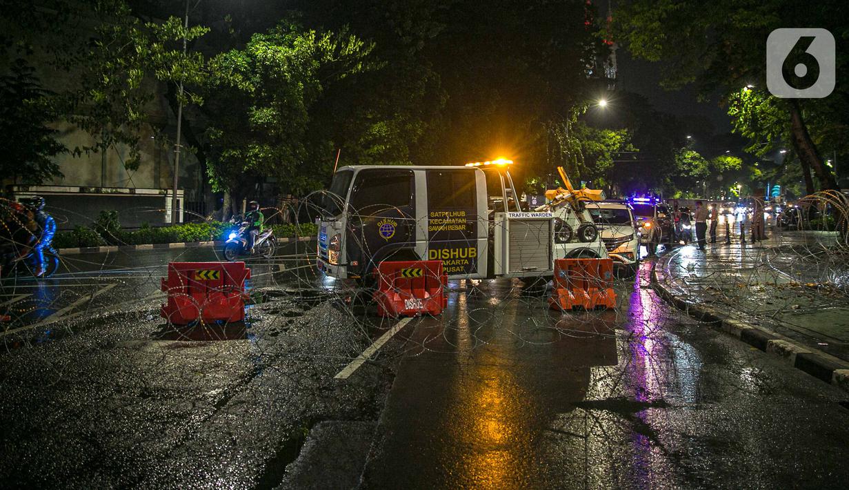 Kawat berduri terpasang saat penyekatan jalan di kawasan Pasar Baru, Jakarta, Kamis (31/12/2020). Polda Metro Jaya menutup sejumlah ruas jalan selama Car Free Night dan Crowd Free Night pada malam Tahun Baru 2021 untuk mencegah penyebaran COVID-19. (Liputan6.com/Faizal Fanani)