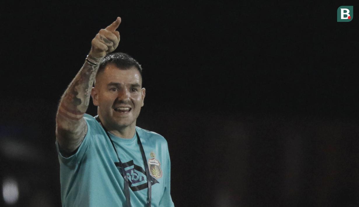 Pelatih Bhayangkara FC, Simon McMenemy, saat melawan Madura United pada laga Liga 1 di Stadion PTIK, Jakarta, Kamis, (07/6/2018). Bhayangkara FC menang 1-0 atas Madura United. (Bola.com/M Iqbal Ichsan)