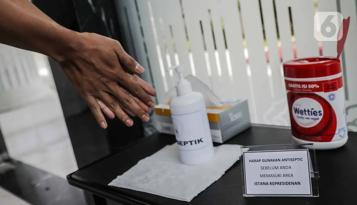 Cairan antiseptic disediakan bagi tamu dan ASN yang akan memasuki Kompleks Istana Kepresidenan, Jakarta, Selasa (3/3/2020). Istana Kepresidenan memperketat pemeriksaan terhadap tamu, ASN, dan pejabat negara untuk mencegah penyebaran virus corona (COVID-19). (Liputan6.com/Faizal Fanani)