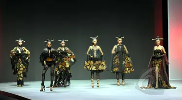 Model berjalan memperagakan busana rancangan Anne Avantie yang bertema “Pasar Klewer Riwayatmoe Kini” pada ajang Indonesia Fashion Week 2015 di JCC Senayan, Jakarta, Minggu (1/3). (Liputan6.com/Panji Diksana)