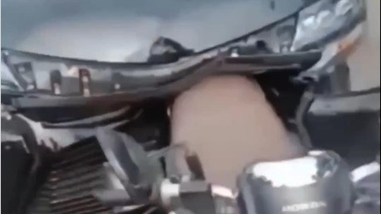 Viral Mobil Penyok Tabrak Motor Honda Scoopy, Ternyata Karena Crumple Zone. (Instagram/infocegatansukoharjo)