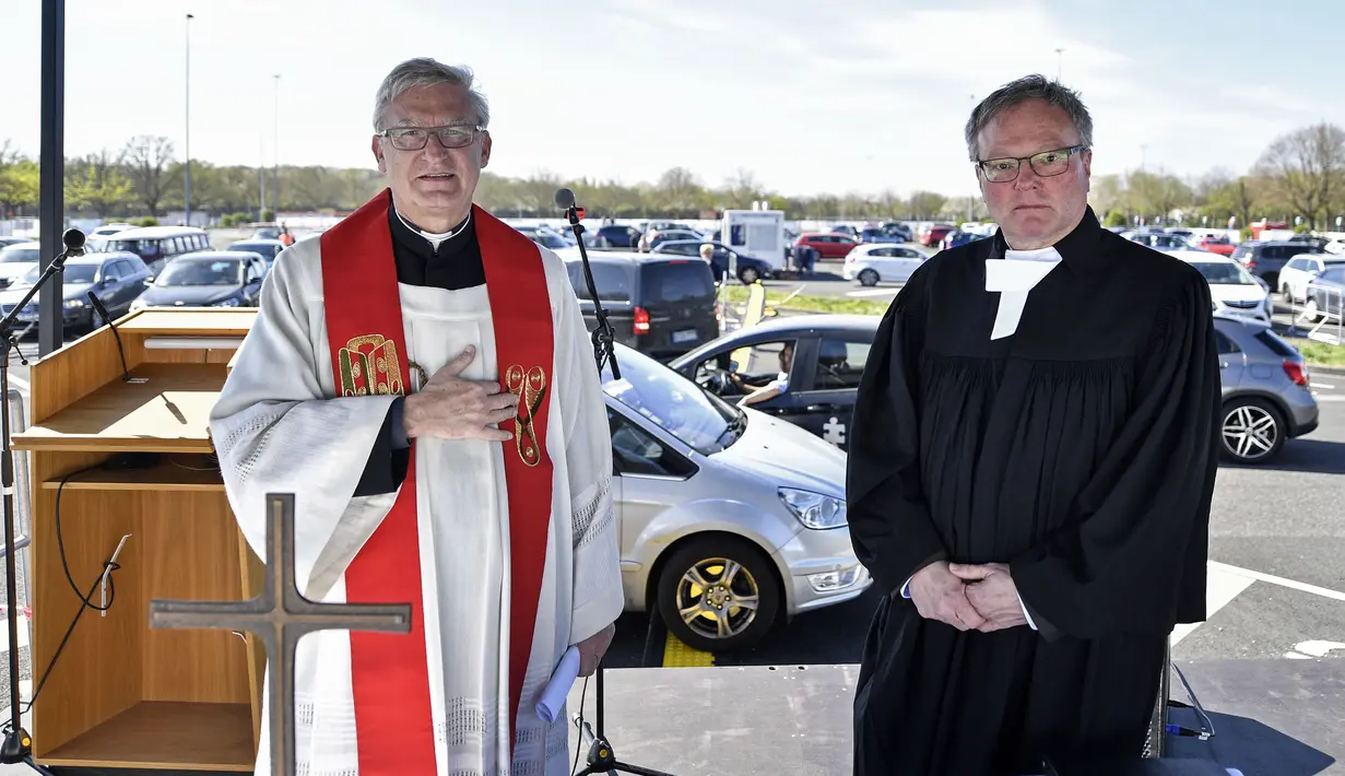 Pastor Frank Heidkamp (kiri) dan Evangelis Heinrich Fuchs usai kebaktian Jumat Agung di sebuah bioskop drive-in di Duesseldorf, Jerman, Jumat (10/4/2020). Kebaktian drive-in dilakukan setelah Jerman menutup tempat ibadah untuk mencegah penyebaran virus corona COVID-19. (AP Photo/Martin Meissner)