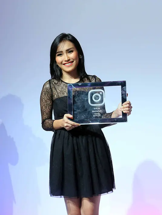 "Diberi penghargaan ini pastinya senang, bersyukur, ya mudah-mudahan ke depannya bisa lebih baik lagi," kata Ayu Ting Ting di Ciputra Artpreneur, Kuningan, Jakarta Selatan, Rabu (26/7). (Nurwahyunan/Bintang.com)