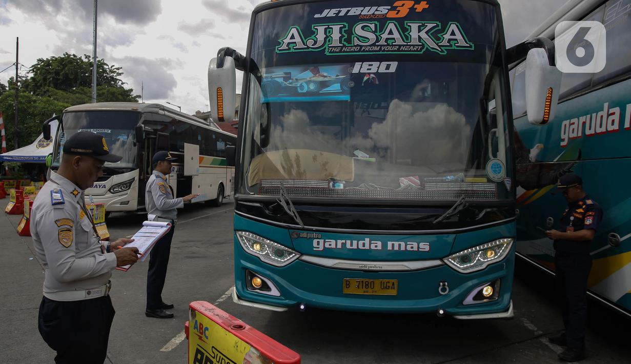 Petugas melakukan ramp check pada bus di Terminal Kalideres, Jakarta, Rabu (18/12/2024). (Liputan6.com/Angga Yuniar)