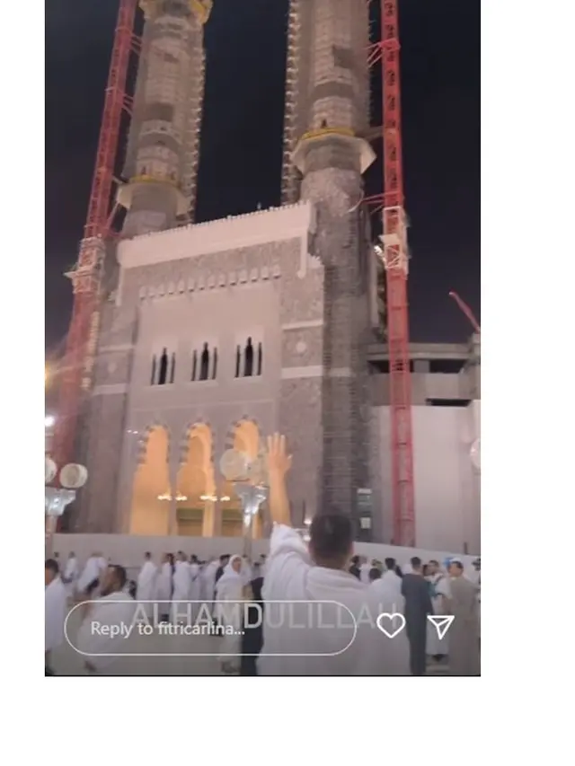 8 Potret Fitri Carlina dan Suami Jalani Umroh, Persiapannya Singkat