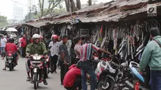Pedagang aksesoris motor bekas menjajakan dagangannya di lokasi sementara (loksem) 37 di Jalan Kalibaru Timur, Senen, Jakarta (8/1). Loksem di kawasan Senen yang dibangun sejak tahun 1980 ini akan direnovasi total. (Liputan6.com/Angga Yuniar)
