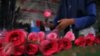 Penjualan bunga meningkat menjelang Hari Valentine. (Liputan6.com/Faisal R Syam)