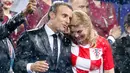 Presiden Prancis Emmanuel Macron (kiri) bersama Presiden Kroasia Kolinda Grabar-Kitarovic (kanan) usai laga final Piala Dunia 2018 di Stadion Luzhnik, Moskow, Rusia, Minggu (15/7). (AP Photo/Petr David Josek)