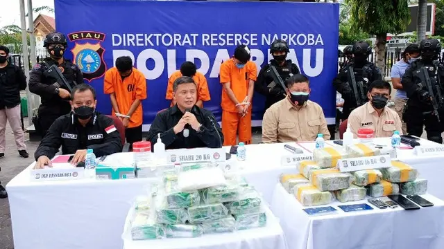 Kapolda Riau Irjen Agung Setya Imam Effendi dalam konferensi pers pengungkapan narkoba yang melibatkan oknum polisi.