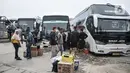 Sejumlah calon penumpang menunggu jadwal keberangkatan bus antarkota antarprovinsi (AKAP) di Terminal Bus Tanjung Priok. (merdeka.com/Iqbal S. Nugroho)