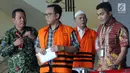 Mantan anggota DPRD Sumatera Utara Fadly Nurzal (dua kiri) dan Rijal Sirait (dua kanan) di Gedung KPK, Jakarta, Jumat (24/8). Keduanya usai menandatangani berkas perpanjangan penahanan terkait dugaan korupsi. (Merdeka.com/Dwi Narwoko)