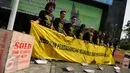 Sejumlah aktivis membentangkan spanduk saat menggelar aksi protes di depan Kemenaker, Jakarta, Jumat (9/12). Mereka mendesak Pemerintah untuk memperbaiki kebijakan penempatan buruh migran anak buah kapal asing di luar negeri. (Liputan6.com/Helmi Afandi)
