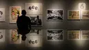 Petugas mengamati karya dalam Pameran Fotografi dan Grafis bertajuk “Indonesia Bergerak: 1900-1942“ di Galeri Foto Jurnalistik Antara, Pasar Baru, Jakarta, Selasa (8/9/2020). Pameran tersebut berlangsung hingga 7 Oktober 2020. (Liputan6.com/Immanuel Antonius)