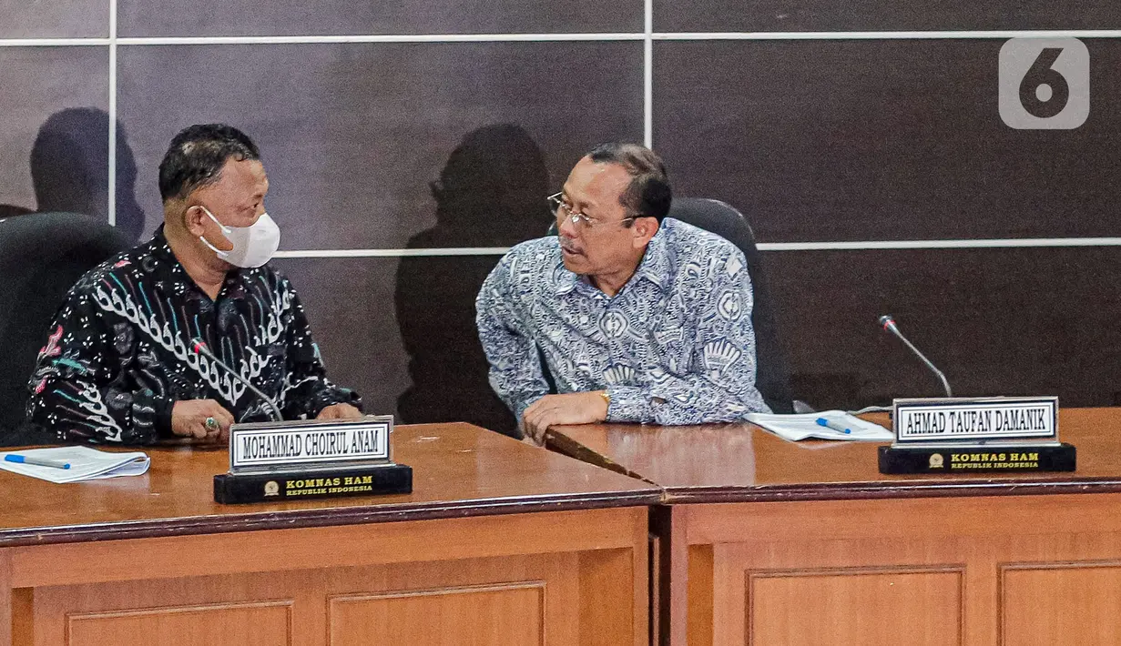 Ketua Komnas HAM Ahmad Taufan Damanik (kanan) berbincang dengan Komisioner Mohammad Choirul Anam saat menyampaikan keterangan terkait kesimpulan dari hasil penyelidikan tragedi Kanjuruhan di Gedung Komnas HAM, Jakarta, Rabu (2/11/2022). Dari penyelidikan, Komnas HAM mengatakan pengawas pertandingan atau match commisioner tidak mengetahui kalau penggunaan gas air mata dilarang dalam pengamanan pertandingan bola. (Liputan6.com/Faizal Fanani)