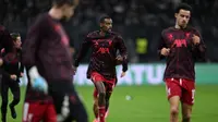 Momen Aleksandr Isak lakukan pemanasan di laga Liverpool kontra Frankfurt pada ajang Liga Champions 2025/2026. (Kirill KUDRYAVTSEV / AFP)
