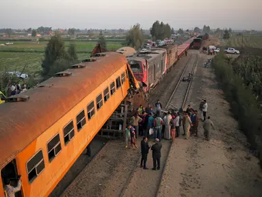 Petugas medis berkumpul di lokasi tabrakan kereta dekat Kom Hamadah, Provinsi Beheira, Mesir, Rabu (28/2). Kementerian Trasportasi Mesir mengatakan 15 orang tewas dan 40 lainnya terluka. (AP Photo/Mostafa Darwish)