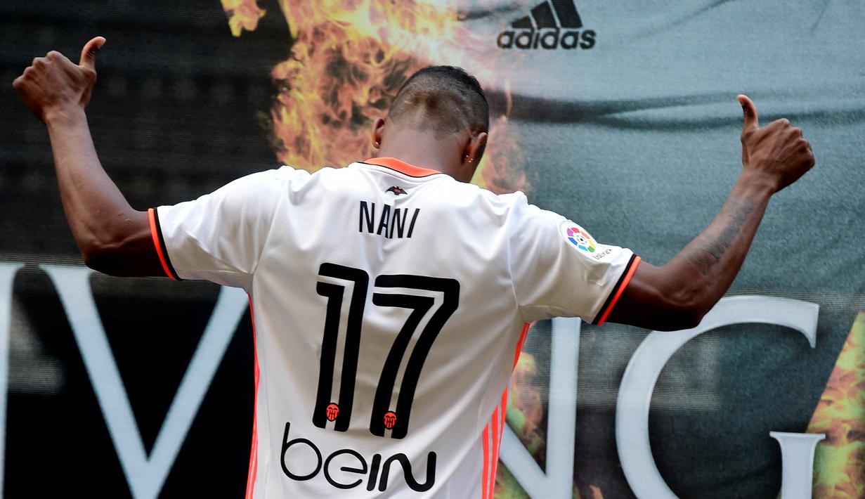 Luis Nani berpose saat diperkenalkan sebagai pemain baru Valencia, (14/7/2016). (AFP/Jose Jordan)
