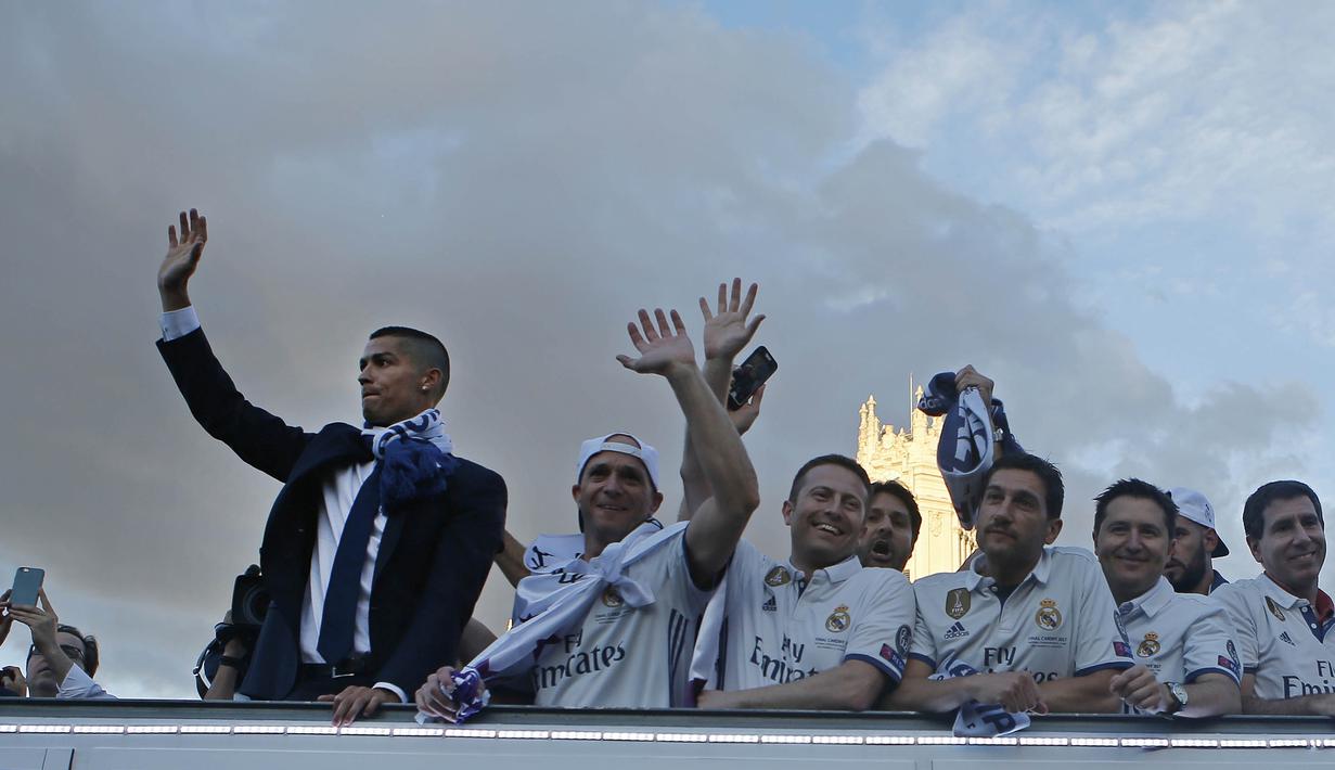 Striker Real Madrid, Cristiano Ronaldo, saat menghadiri perayaan gelar ke-12 Liga Champions di kota Madrid, Spanyol (04/06/2017). Cristiano Ronaldo merubah gaya rambutnya usai menjuarai Liga Champions. (AP/Paul White)