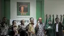 Anggota DPP PPP berfoto bersama usai konferensi pers atas kabar ditangkapnya politikus PPP Ivan Haz terkait narkoba, di Jakarta, Selasa (23/2). Putra mantan Wapres Hamzah Haz itu disebut diamankan saat akan membeli narkotika. (Liputan6.com/Johan Tallo)