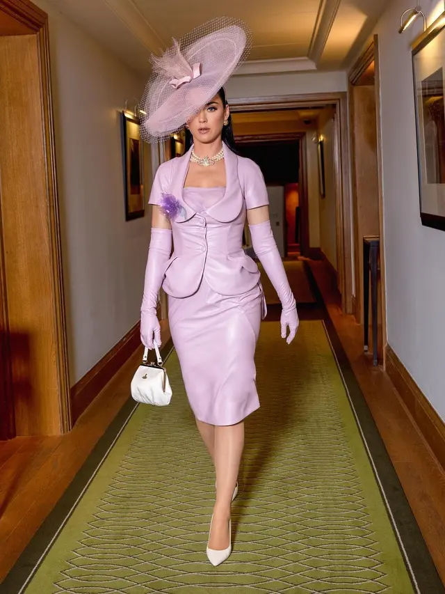 Gaya Glamor Katy Perry Pakai Gaun Emas Metalik di Konser Penobatan Raja Charles III