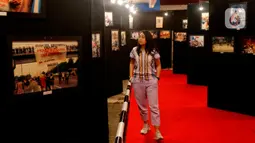 Pameran yang menampilkan 250 karya foto sejarah pergerakan mahasiswa 98 ini digelar dalam upaya merawat ingatan akan kejamnya rezim Orde Baru atas kejahatan politik yang dilakukan pada masa itu yang mengakibatkan ratusan korban meninggal dan dihilangkan. (Liputan6.com/Angga Yuniar)