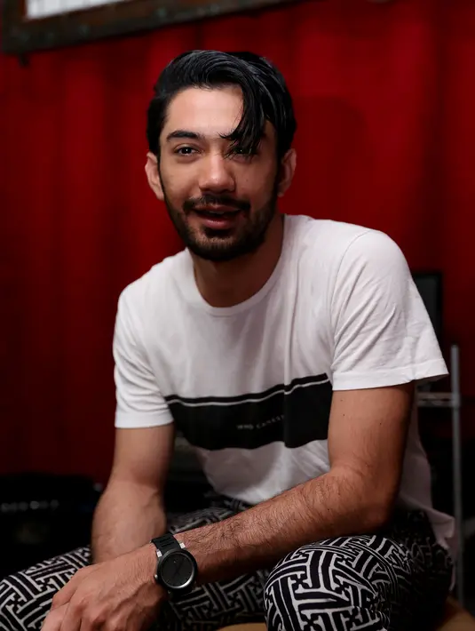 "Shanty adalah salah satu penyanyi Indonesia yang saya suka. Lagunya  saya suka. saya bilang lagu barunya simple, enak, dan saya ditawarin jadi model video klip, saya mau gak pakai pikir-pikir lagi," aku Reza Rahadian. (Andy Masela/Bintang.com)