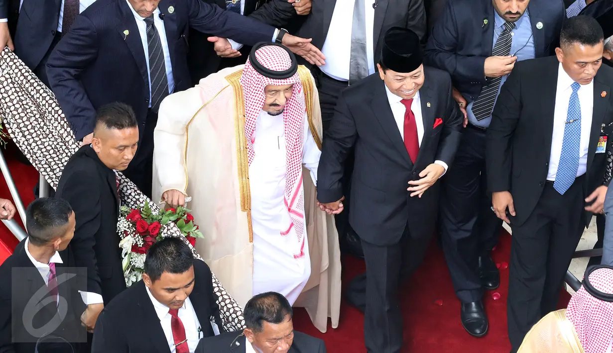 Raja Arab Saudi, Salman bin Abdulaziz Al-Saud berjalan bersama Ketua DPR, Setya Novanto saat mengunjungi MPR/DPR RI, Jakarta, Kamis (2/3). Raja Salman juga melakukan pertemuan dengan tokoh agama di Istana Merdeka, Jakarta. (Liputan6.com/Johan Tallo)