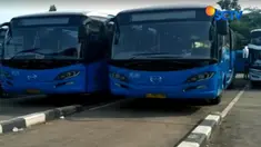 Penumpang terlantar tak berlangsung lama karena setelah sejumlah mobil polisi dikerahkan mengangkut penumpang.