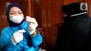 Paramedis menyiapkan vaksin AstraZeneca untuk warga di Setu Babakan, Jagakarsa, Jakarta Selatan, Senin (14/06/2021). Hari ini lebih dari 400 warga seputar Setu Babakan divaksin oleh Dinkes Jakarta Selatan dalam rangka  rangka percepatan vaksinasi Covid-19. (merdeka.com/Arie Basuki)