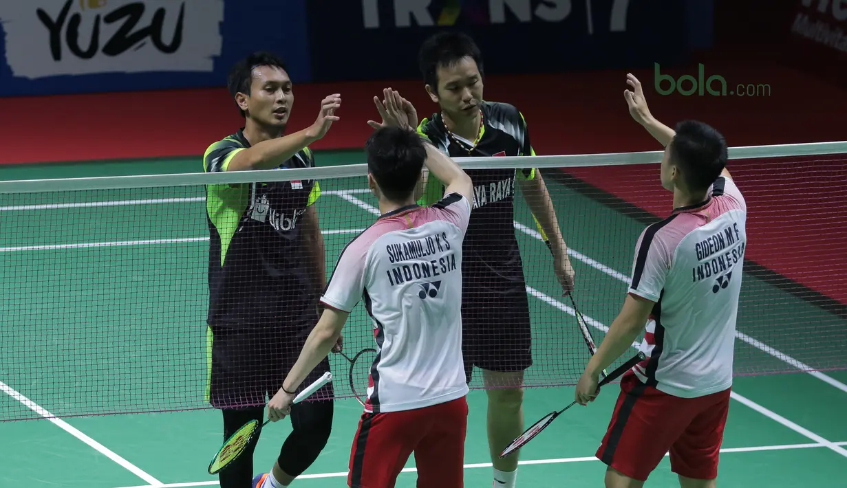 Kevin Sanjaya/Marcus Gideon berhasil kalahkan Hendra Setiawan/Mohammad Ahsan pada babak pertama Indonesia Open 2018 di Istora Senayan, Jakarta, (4/6/2018). Kevin/Marcus menang 21-16 18-21 21-10.  (Bola.com/Nick Hanoatubun)