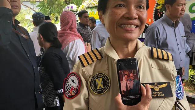 Kapten Esther Gayatri usai melayat BJ Habibie. (Liputan6.com/Ika Defianti)
