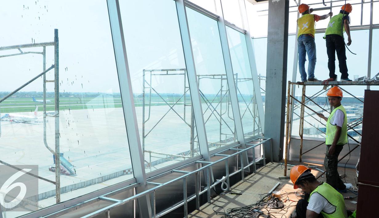 Sejumlah pekerja menyelesaikan pembangunan Tower Air Traffic Controller (ATC)‎ di Terminal 3 Ultimate, Tangerang, Rabu (13/7). Angkasa Pura II terus kebut pembangunan ATC dengan target penyelesaian tower 1 minggu mendatang. (Liputan6.com/Helmi Afandi)
