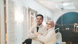 Irish tampak serasi dengan suaminya yang juga mengenakan jaket berwarna serupa. Keduanya tampak menikmati momen bersama dengan suasana yang sederhana namun hangat. (Liputan6.com/IG/@haldy_sabri)
