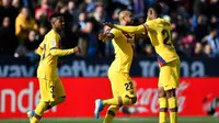 Gelandang Barcelona, Arturo Vidal, merayakan gol yang dicetaknya ke gawang Leganes pada laga La Liga Spanyol di Estadio Municipal Butarque, Leganes, Minggu (23/11). Leganes kalah 1-2 dari Barcelona. (AFP/Pierre-Philippe Marcou)