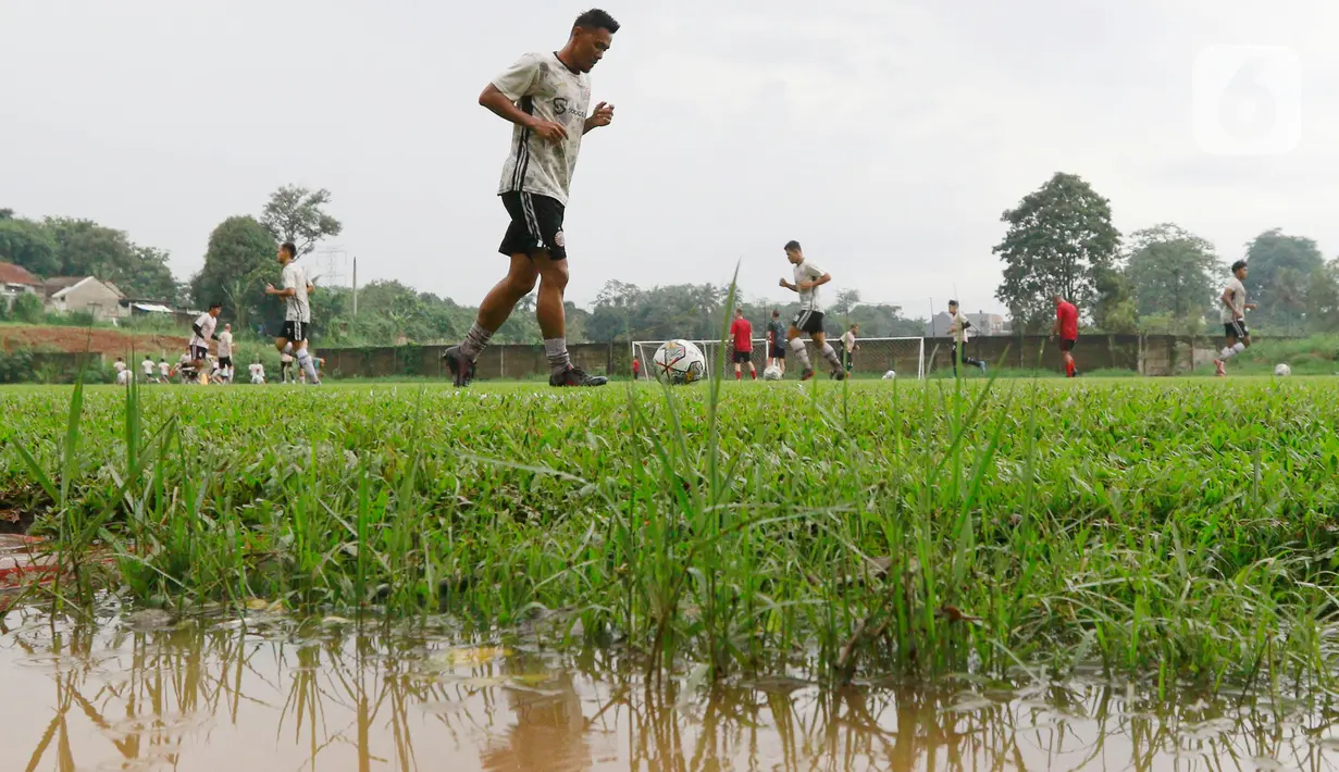 Pemain Persija Jakarta, Maman Abdurrahman, mengikuti sesi latihan setelah masa jeda kompetisi di Nirwana Park, Sawangan, Jawa Barat, Rabu (4/1/2023). Pertandingan terdekat yang akan dihadapi Macan Kemayoran adalah melawan Persib Bandung pada laga tunda putaran pertama BRI Liga 1. (Bola.com/M Iqbal Ichsan)