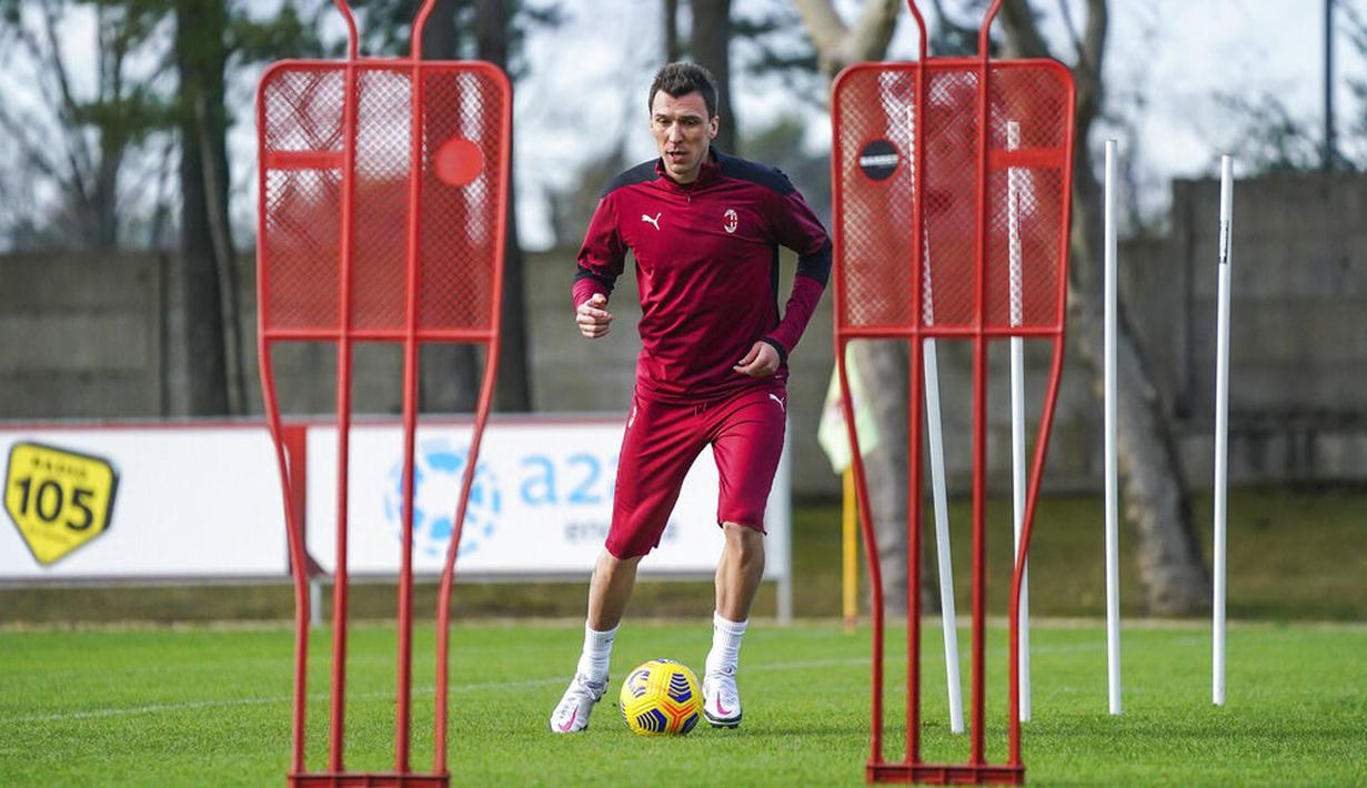 Striker baru AC Milan, Mario Mandzukic, melakukan latihan perdana di Pusat Latihan AC Milan, Selasa (19/1/2021). Kehadiran Striker veteran asal Kroasia ini akan menambah ketajaman lini depan AC Milan. (Spada/LaPresse via AP)
