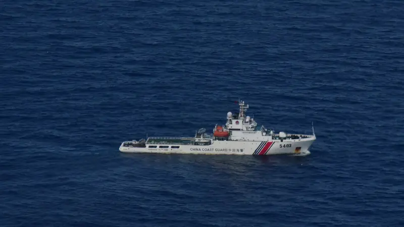 Bakamla RI melalui unsur Kapal Negara (KN) Tanjung Datu-301 mengusir kapal China Coast Guard (CCG) 5402.