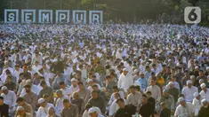 Warga melaksanakan sholat Idul Adha di Taman Sempur, Kota Bogor, Jawa Barat, Rabu (28/6/2023). Ribuan warga Muhammadiyah di wilayah Bogor memusatkan pelaksanaan sholat Idul Adha 1444 Hijriyah di Taman Sempur. (merdeka.com/Arie Basuki)