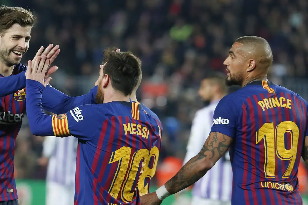 Bek Barcelona, Gerard Pique, merayakan gol yang dicetak Lionel Messi ke gawang Valladolid. (AFP/Pau Barrena)