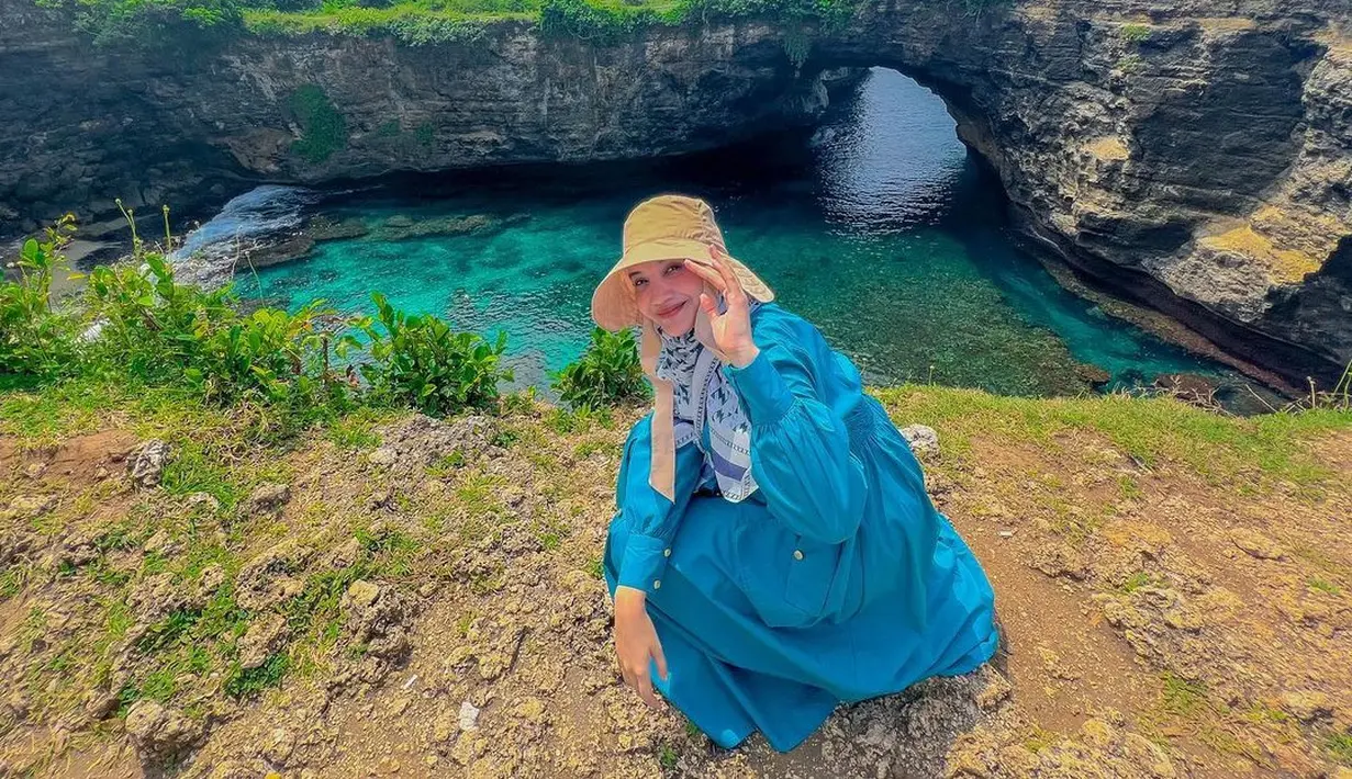 Tak hanya pemotretan, Adik Shireen Sungkar itu bahkan mengandalkan straw hatch-nya saat melakukan liburan. Kali ini topi besarnya sangat membantunya hingga tak merasakan kepanasan di siang hari. (Liputan6.com/IG/@zaskiasungkar15).