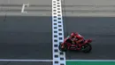 Sesi balapan berlangsung seru. Marc Marquez start dari posisi terdepan diikuti Alex Marquez dan Francesco Bagnaia. (MOHD RASFAN/AFP)