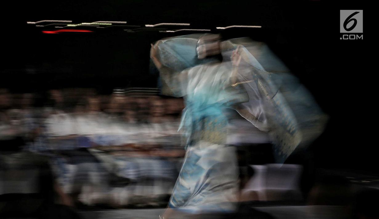 Model membawakan koleksi desainer Ghea Panggabean dalam acara budaya perempuan Supreme Indonesia di Silang Monas, Jakarta, Selasa (31/7). Koleksi Ghea ditampilkan dengan tema terinspirasi dari daun argan yang menjadi pohon. (Liputan6.com/Faizal Fanani)