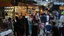 Warga berbelanja jelang Hari Raya Idul Fitri di sebuah pasar di Lahore, Pakistan, Selasa (19/5/2020). Pasar terpantau ramai setelah pemerintah Pakistan melonggarkan lockdown karena pandemi virus corona COVID-19. (Arif ALI/AFP)