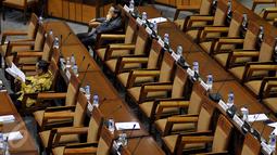 Pemandangan Bangku kosong saat Rapat Paripurna Ke-9 di Kompleks Parlemen, Jakarta, Jumat (30/10/2015). Rapat membahas pengambilan keputusan terhadap RUU tentang Rancangan Anggaran Pendapatan dan Belanja Negara Tahun 2016.(Liputan6.com/JohanTallo)