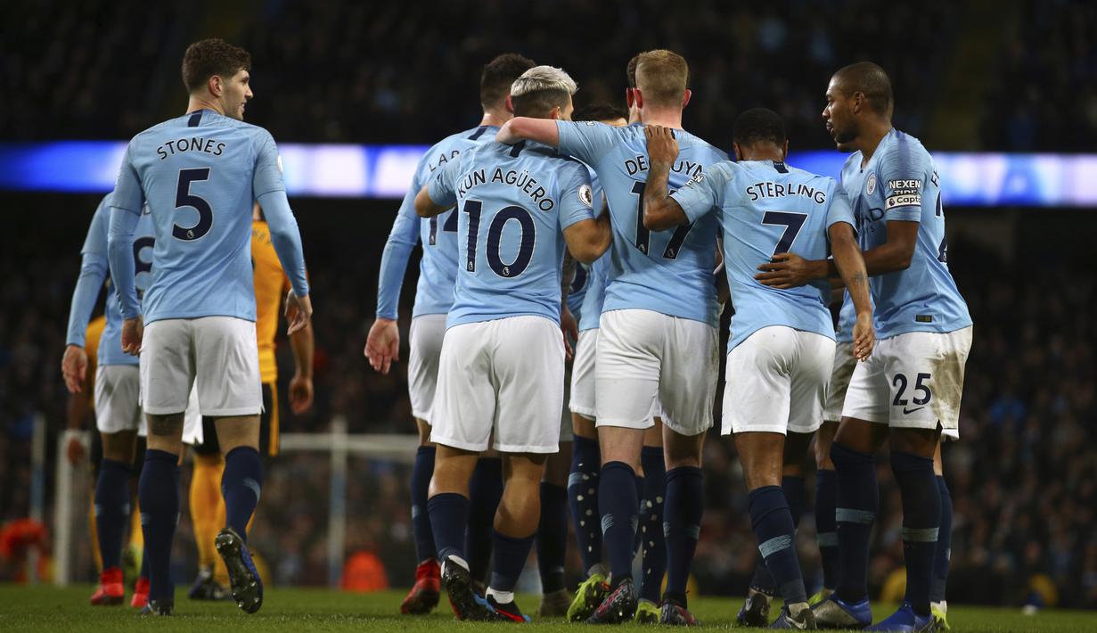 Para pemain Manchester City merayakan gol ke gawang Wolverhampton Wanderers pada laga Premier League di Stadion Etihad, Manchester, Senin (14/1). Manchester City menang 3-0 atas Wolverhampton Wanderers. (AP/Dave Thompson)