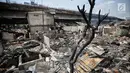 Suasana paska kebakaran di permukiman kumuh di RW 02 Kampung Walang, Lodan Raya, Jakarta, Minggu (25/8). Tak hanya rumah semi permanen, sejumlah alat rumah tangga dan lainnya hangus terbakar. (Liputan6.com/Faizal Fanani)