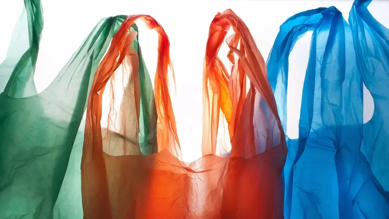 Aturan Kantong Plastik Berbayar Tetap Berlaku